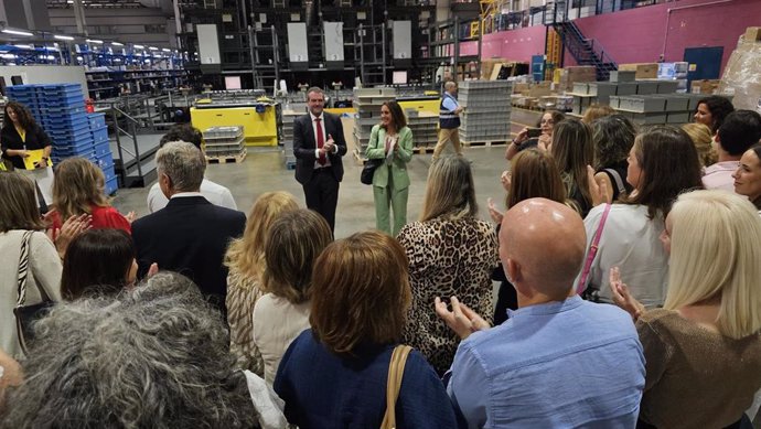 El presidente de Hefame, Enrique Ayuso, ha felicitado a la profesión farmacéutica durante la visita de la presidenta del Colegio General de Farmacéuticos de Murcia, Paula Payá, a las instalaciones centrales de la cooperativa en Santomera (Murcia)