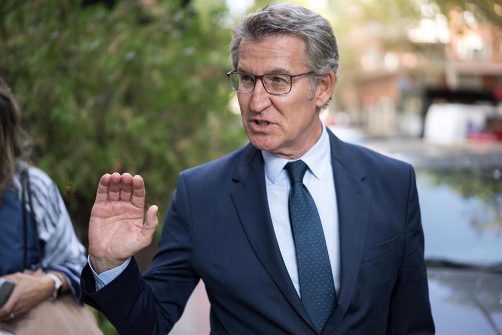 El presidente del Partido Popular, Alberto Núñez Feijóo, sale del Restaurante Di María tras una comida con la cúpula del PP, a 23 de septiembre de 2024, en Madrid (España). Los tres líderes autonómicos han comido en el restaurante de la capital después 