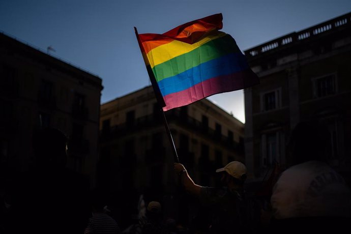 Archivo - Una bandera LGTBI+ durante una manifestación por el Día del Orgullo y a favor de Palestina, en Plaza Universitat, a 29 de junio de 2024, en Barcelona, Catalunya (España). 