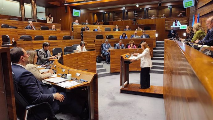 El presidente del Principado de Asturias, Adrián Barbón, durante la intervención de la portavoz de Vox, Carolina López, en el Debate de Orientación Política