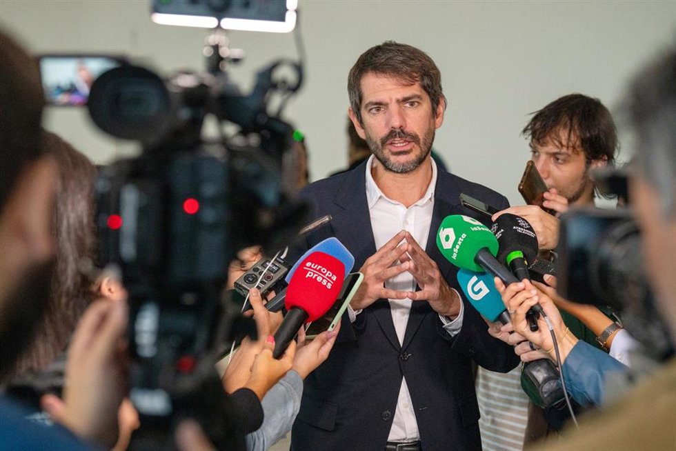 El ministro de Cultura, Ernest Urtasun junto al conselleiro de Cultura de la Xunta, José López Campos, en la presentación del X encuentro cultura y ciudadanía