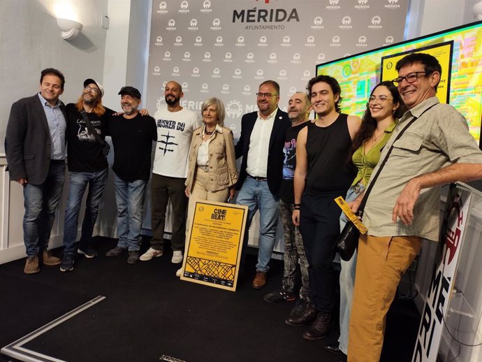 La consejera de Cultura, Victoria Bazaga, junto al alcalde de Mérida, Antonio Rodríguez Osuna, y uno de los organizadores de Cine Beat, Ángel Briz, en la presentación del nuevo festival.