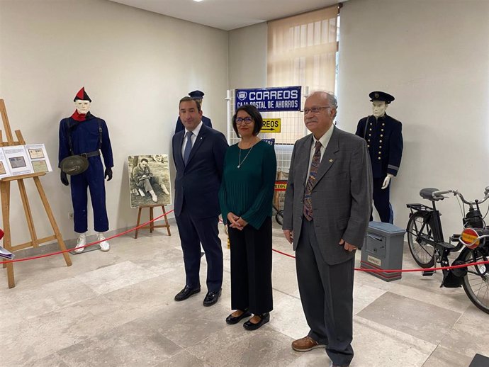 El delegado de la Junta Eloy Ruiz; la directora del Museo, Cristina Vicente, y el coleccionista José Luis Rodríguez Argüeso.