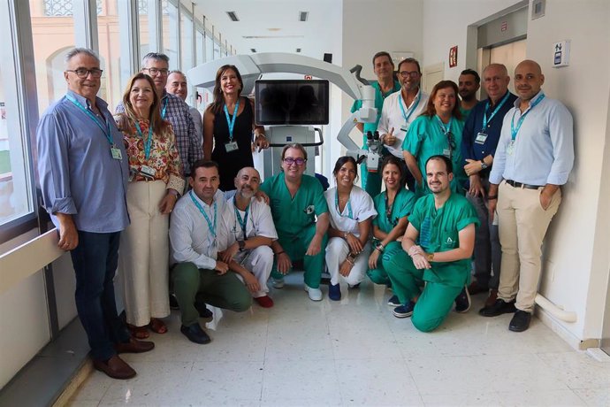 La Unidad de Cirugía Oral y Maxilofacial del Hospital Regional de Málaga incorpora un microscopio de alta tecnología.