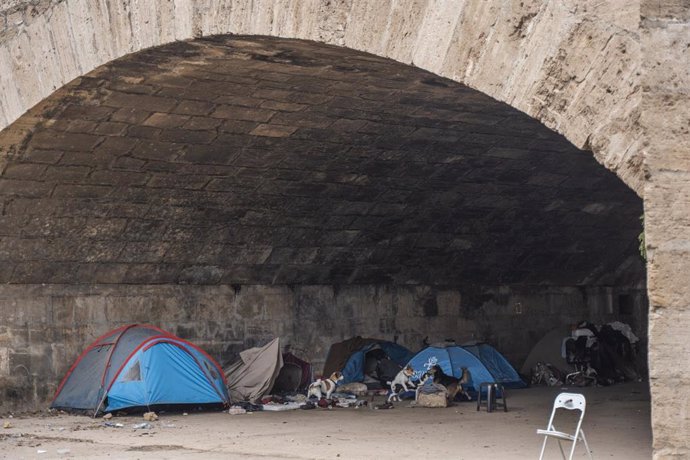 Archivo - Tiendas de campaña de personas en situación de vulnerabilidad en el Puente del Reino en Valencia.