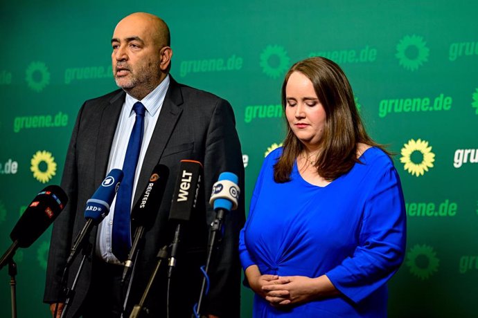 25 September 2024, Berlin: Germany's Green Party Chairwoman Ricarda Lang (r) and Omid Nouripour speak at a press conference at the federal headquarters of Alliance 90/The Greens. After the party's failures in several elections, the Green leadership is dra