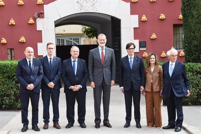 El delegado del Gobierno, Carlos Prieto; el alcalde de Figueres, Jordi Masquef; el ministro Jordi Hereu; el rey Felipe VI; el presidente de la Generalitat, Salvador Illa; la consellera Sònia Hernández, y el presidente de Fundación Dalí, Jordi Mercader.