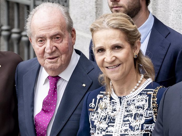 Archivo - Don Juan Carlos y la infanta Elena en una imagen de archivo