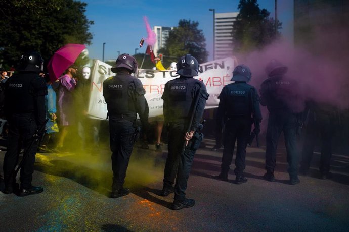 Agentes de policía durante una concentración de entidades y organizaciones sociales ante la Fira de Barcelona Gran Vía, a 25 de septiembre de 2024, en L’Hospitalet de Llobregat, Barcelona, Catalunya (España). Unas 100 personas se han manifestado en la pla