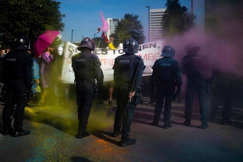 Agentes de policía durante una concentración de entidades y organizaciones sociales ante la Fira de Barcelona Gran Vía, a 25 de septiembre de 2024, en LHospitalet de Llobregat, Barcelona, Catalunya (España). Unas 100 personas se han manifestado en la p