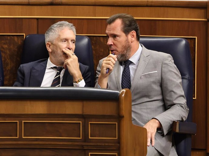 El ministro de Interior, Fernando Grande-Marlaska (i) y el ministro de Transportes y Movilidad Sostenible, Óscar Puente (d), durante una sesión de control al Gobierno, en el Congreso de los Diputados, a 25 de septiembre de 2024, en Madrid (España). Durant