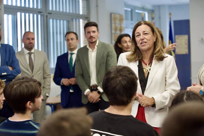 Visita de la consejera de Desarrollo Educativo y Formación Profesional,  María del Carmen Castillo, al IES Juan Antonio Pérez Mercader de Aljaraque (Huelva).