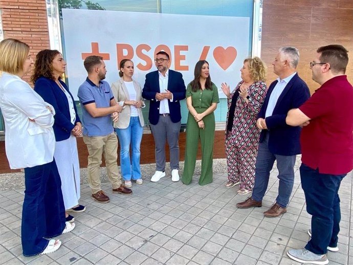 Comparecencia informativa con el secretario de Movilidad Sostenible del PSOE de Granada, Leandro Martín, en el centro