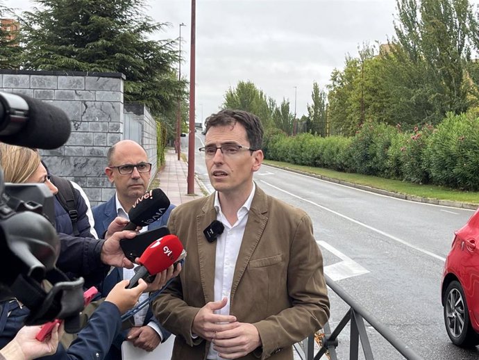 El portavoz del Grupo Municipal Socialista en el Ayuntamiento de Valladolid, Pedro Herrero, junto al concejal del PSOE Luis Vélez.