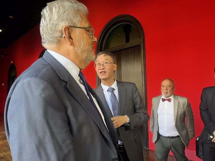 El embajador de China en España, Yao Jing, junto al rector de la UZ, José Antonio Mayoral, en el Edificio Paraninfo.