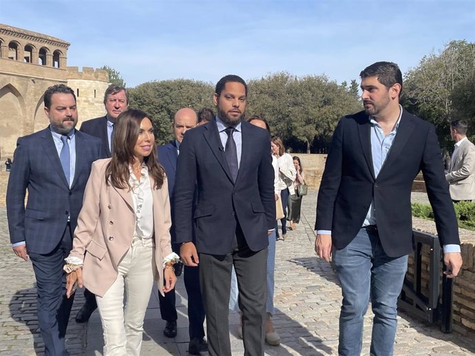 El secretario general de VOX, Ignacio Garriga, visita el Palacio de La Aljafería junto con la presidenta de las Cortes de Aragón, Marta Fernández, el portavoz de este partido, Alejandro Nolasco, y los restantes diputados autonómicos de la formación.