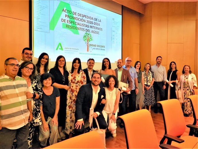 El Área de Gestión Clínica Sur de Córdoba rinde homenaje a ocho especialistas internos residentes que han concluido su formación.