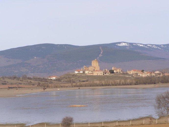 Laguna de la Serna en la localidad soriana de Hinojosa de la Sierra .