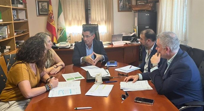 El alcalde de Barbate, Miguel Molina, en una reunión con representantes de la Asociación Profesional de la Guardia Civil (Jucil)