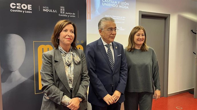 La directora de comercio y consumo del Junta, María Pettit; el delegado de la Junta en Burgos, Roberto Saiz; y la secretaria general de CEOE Castilla y León, Teresa Cetulio,