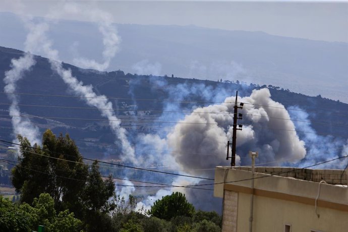 Columna de humo tras un bombardeo del Ejército de Israel contra la ciudad de Marjayún, en el sur de Líbano (archivo)