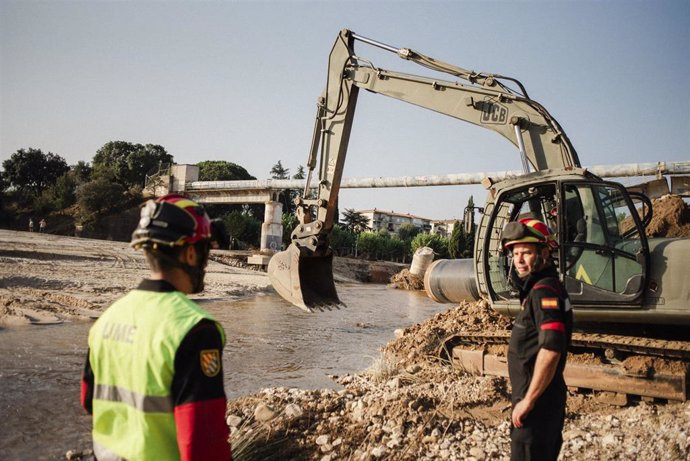 Archivo - Reparación de un canal de agua dañado por la DANA.