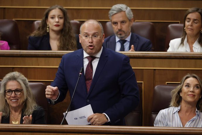 El portavoz del PP en el Congreso, Miguel Tellado, interviene durante una sesión de control al Gobierno, en el Congreso de los Diputados, a 18 de septiembre de 2024, en Madrid (España). 