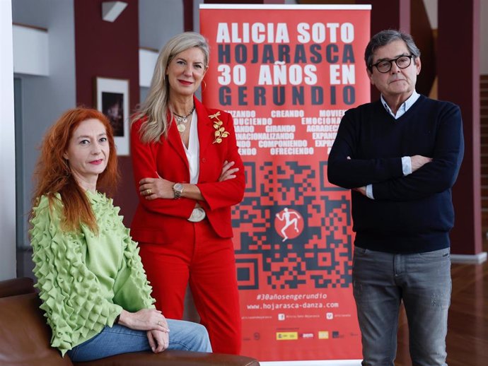 La directora de la compañia Alicia Soto-Hojarasca, Alicia Soto, La concejala de educación y Cultura del Ayuntamiento de Valladolid, Irene Carvajal, y el director del Teatro Calderón, José maría Viteri, presentan la obra 'Paisajes Humanos'