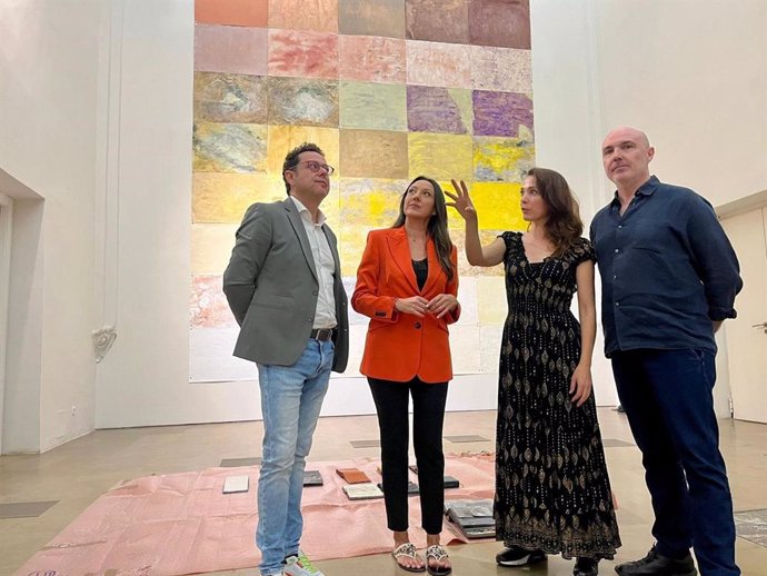 La Consejera Carmen Conesa Y Rosell Meseguer Durante La Visita A La Exposición, Que Se Inaugura El Viernes.