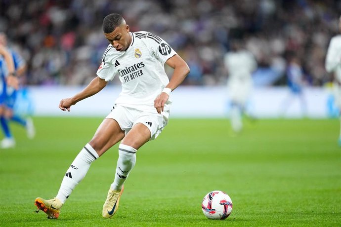 El delantero francés Kylian Mbappé (Real Madrid), ante el Alavés.  