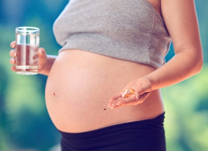 Archivo - Imagen de archivo de una mujer embarazada con suplementos.