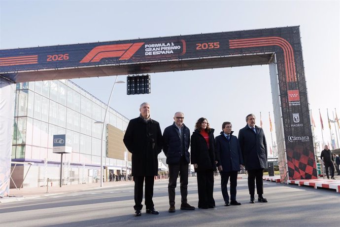 Archivo - Stefano Domenicali, CEO de Fórmula 1, Jose Vicente de los Mozos, presidente de Ifema Madrid; Isabel Diaz Ayuso, presidenta de la Comunidad de Madrid, y José Luis Martínez-Ameida, alcalde de la capital