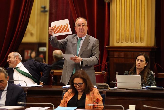 Archivo - El diputado de VOX, Agustín Buades, interviene durante un pleno en el Parlament balear, a 16 de abril de 2024, en Palma 