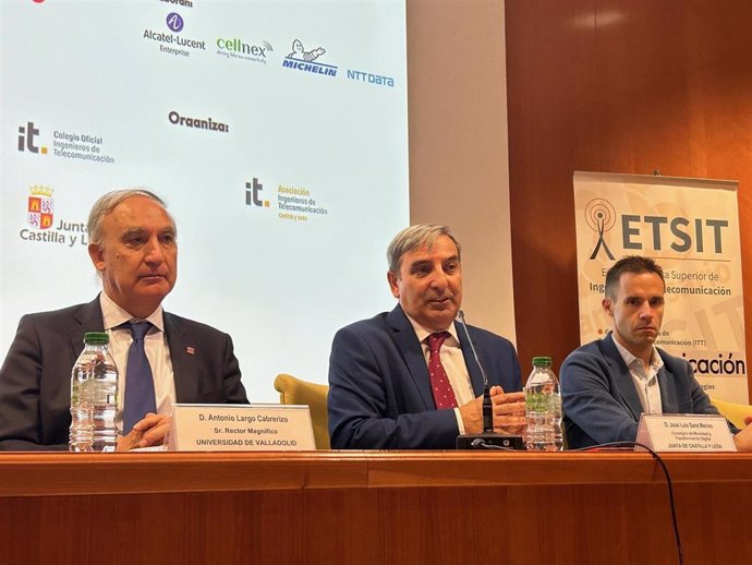 El consejero de Movilidad y Transformación Digital, José Luis Sanz Merino (centro), junto al rector de la UVA, Antonio Largo (izda).