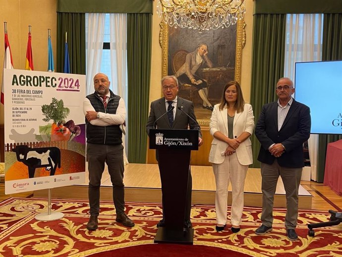 La directora general, Begoña López, (segunda por la derecha en la imagen) en el acto de presentación de la Feria Agropec en el Ayuntamiento de Gijón.