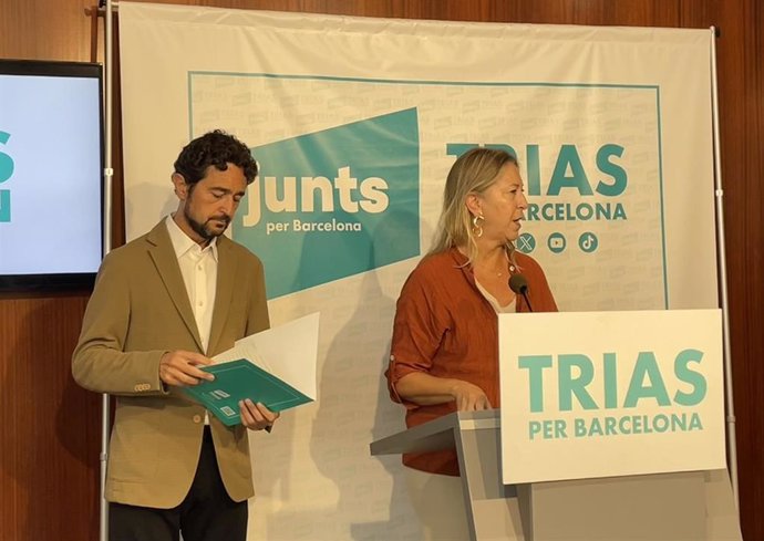 Los portavoces de Junts en el Ayuntamiento de Barcelona Damià Calvet y Neus Munté, este miércoles en rueda de prensa.