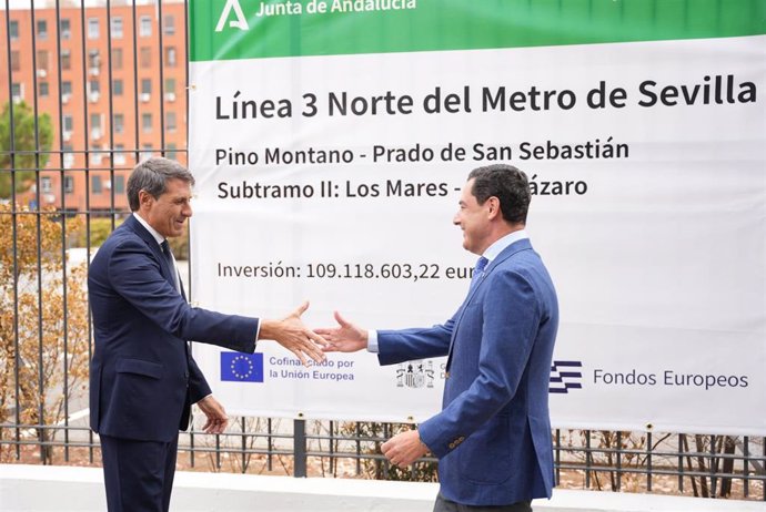 El delegado de Gobierno en Andalucía, Pedro Fernández (i), saluda al presidente de la Junta de Andalucía, Juanma Moreno (d) en el acto oficial de inicio de las obras del segundo subtramo del trazado norte de la línea 3 del metro.