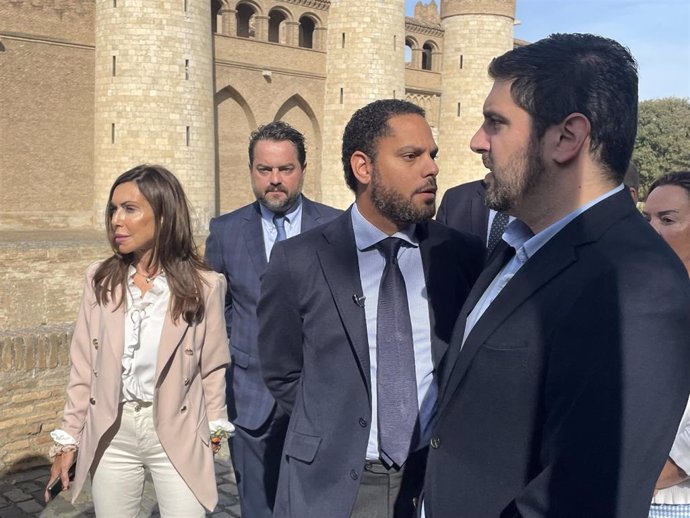 El vicepresidente y secretario general de VOX, Ignacio Garriga; la presidenta de las Cortes de Aragón, Marta Fernández; el portavoz parlamentario, Alejandro Nolasco; y el diputado David Arranz.