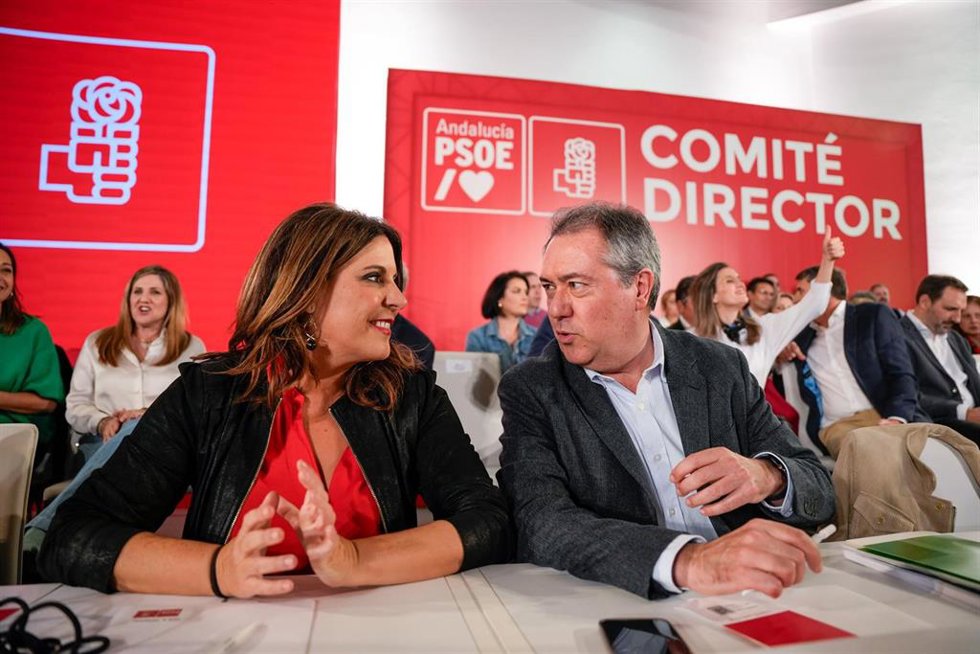 Archivo - El secretario general del PSOE de Andalucía, Juan Espadas, junto a la portavoz del Grupo Parlamentario Socialista, Ángeles Férriz, antes del comienzo del Comité Director del PSOE de Andalucía, a 26 de enero de 2024. (Foto de archivo).