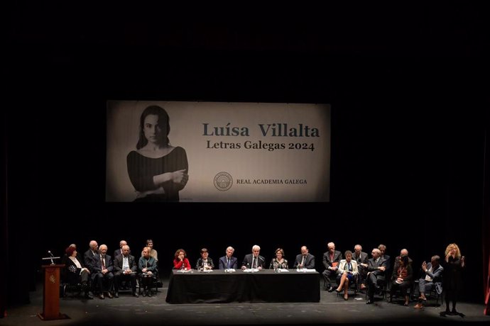 Archivo - En la mesa del centro, la periodista Margarita Ledo (2i); el presidente de la Xunta de Galicia, Alfonso Rueda (3i) y el presidente de la Real Academia galega, Víctor Freixanes (4i), durante el pleno extraordinario de la Real Academia Galega (RAG