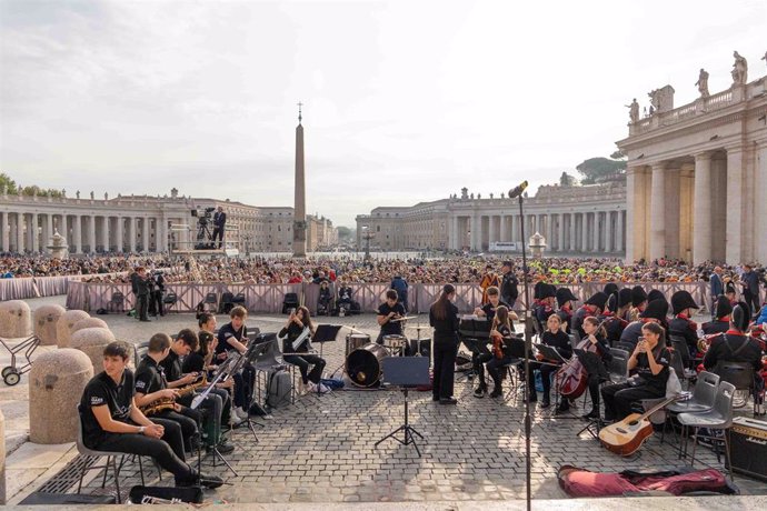 Concierto de la orquesta en la plaza San Pedro de la Ciudad del Vaticano