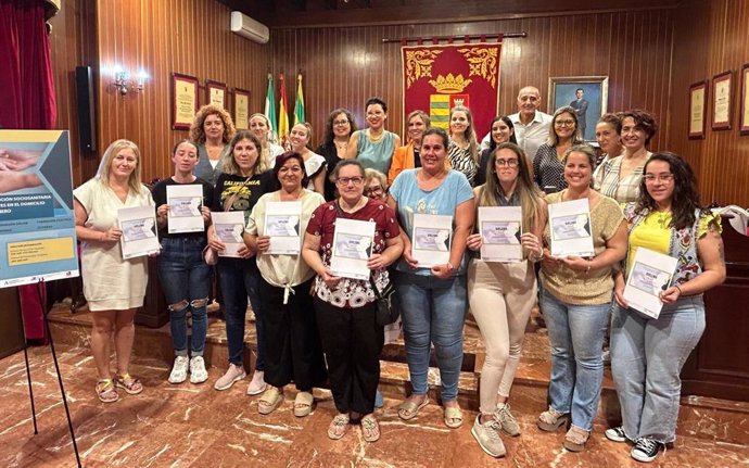 La diputada de Igualdad, Susana Sánchez Toro, junto a las 15 mujeres de Paterna de Rivera (Cádiz) que han finalizado su formación en materia de dependencia.