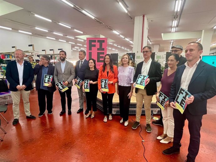 La Consejera Carmen Conesa, Con Los Alcaldes De Lorca, Yecla Y Jumilla Y Miembros De La Organización Del FILE