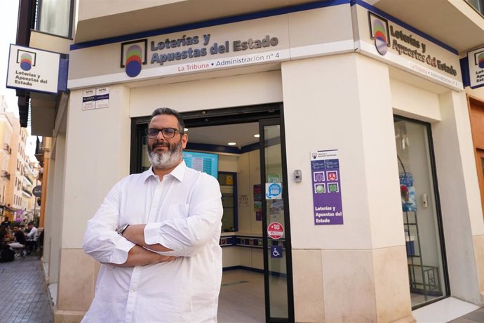 Agustín Giménez, en la puerta de la administración de lotería 'La Tribuna' de Málaga.