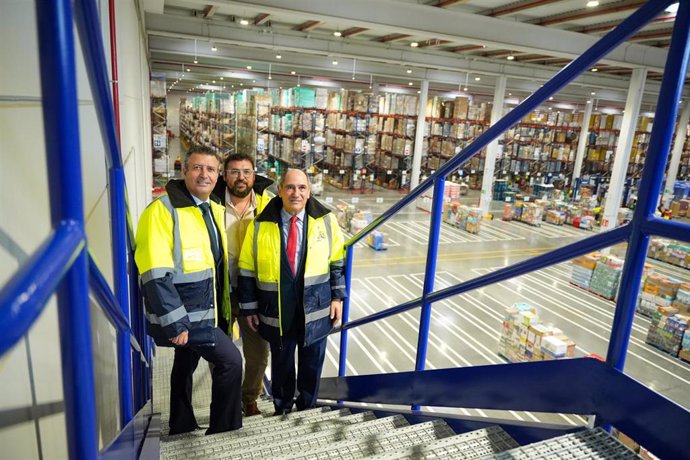 El presidente de la Diputación, Javier Fernández, en la visita a las instalaciones del centro logístico del Grupo MAS en Guillena.