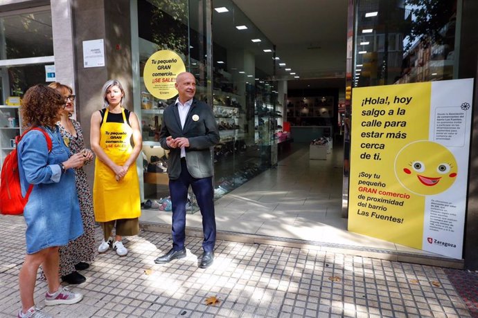 El consejero municipal de Economía, Carlos Gimeno, en un comercio de Las Fuentes.