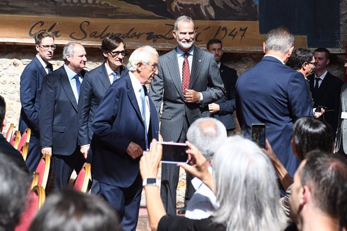 (I-D) El alcalde de Figueres, Jordi Masquef, el ministro de Industria y Turismo, Jordi Hereu, el presidente de la Generalitat de Catalunya, Salvador Illa, el presidente de la Fundación Gala-Salvador Dalí, Jordi Mercader, y el Rey Felipe VI durante la cele