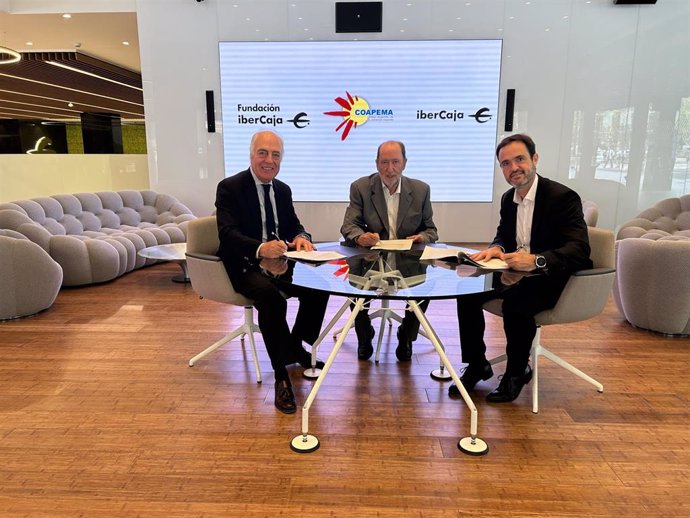 El director general de Fundación Ibercaja, José Luis  Rodrigo; el director del Área de Negocio Minorista de Ibercaja, Antonio Martínez; y el presidente de COAPEMA, Teodoro Corchero, han firmado la renovación del convenio.