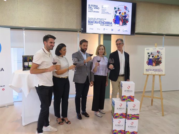 El director del Instituto de Turismo, Juan Francisco Martínez (c), y la alcaldesa de Jumilla, Seve González (2d), en la presentación de Matavendimia