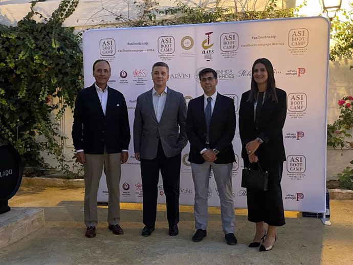 Foto de familia de los responsables del evento internacional con sumilleres, impulsado por Prodetur, que se celebra en Umbrete.